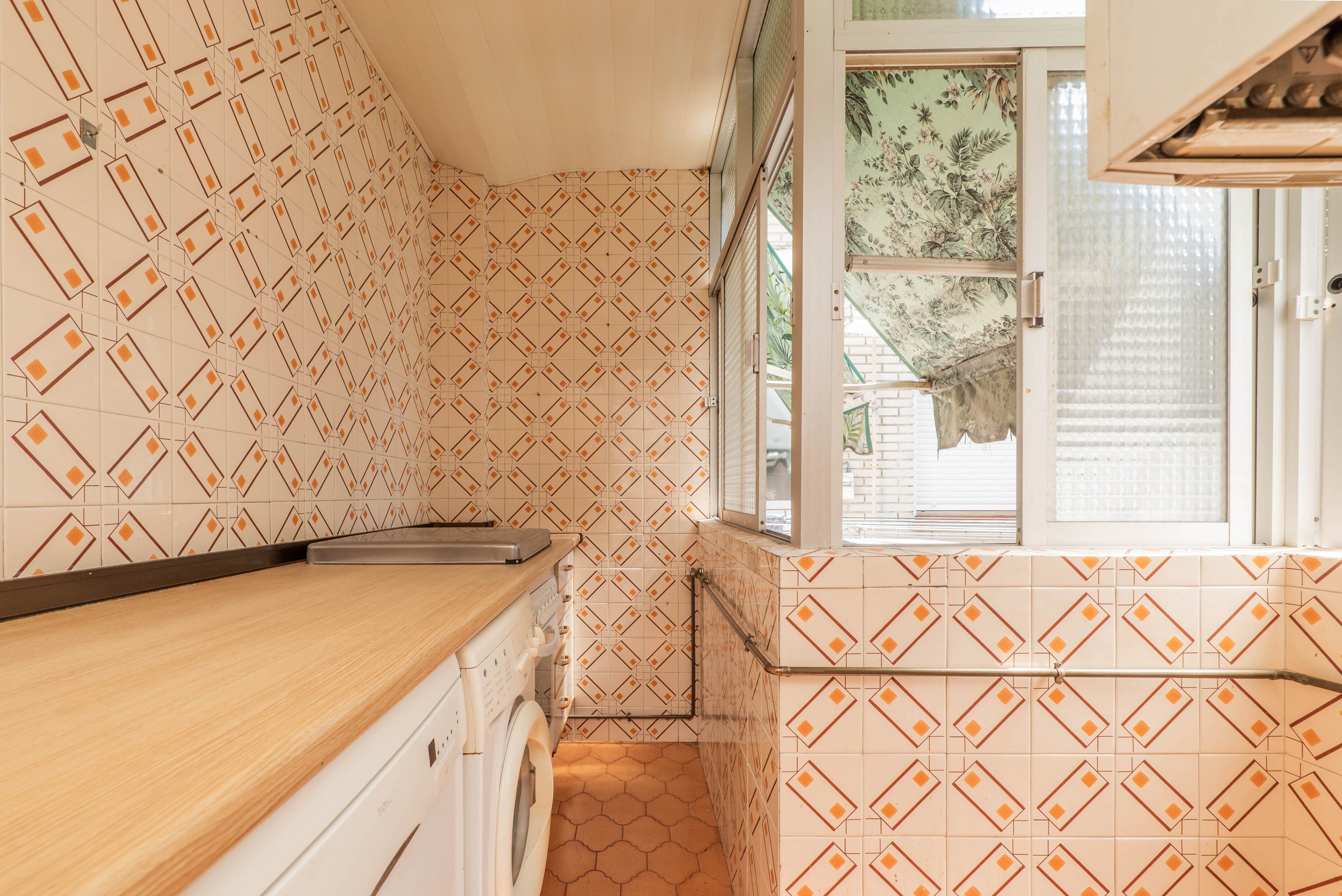 Terracotta and Cream tile color combination